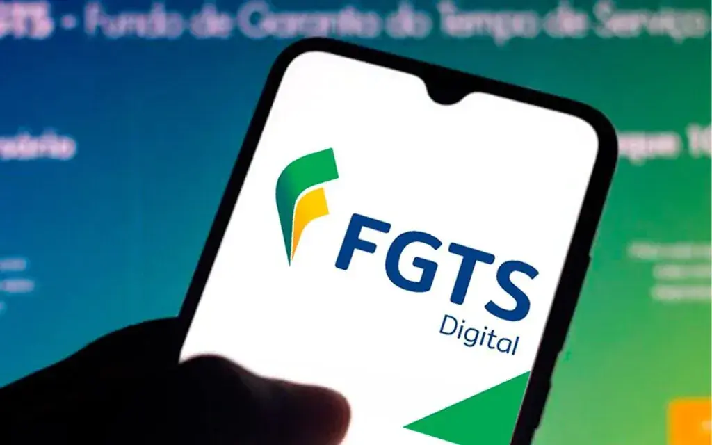 Celular exibindo a logomarca do FGTS Digital diante de um painel verde e azul